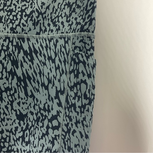 Athleta Salutation Stash Pocket II 7/8 Printed Grey Black Tight Leggings Size XL - Picture 7 of 13